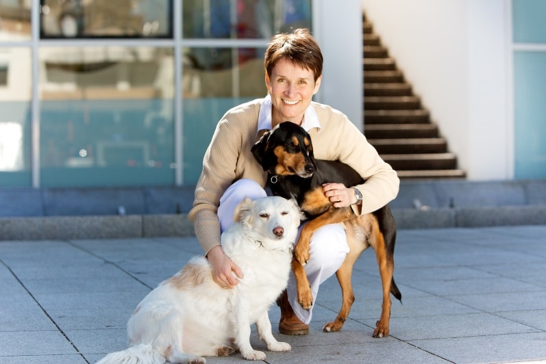 Tierärztin Anja Hofbauer mit Ihren Hunden